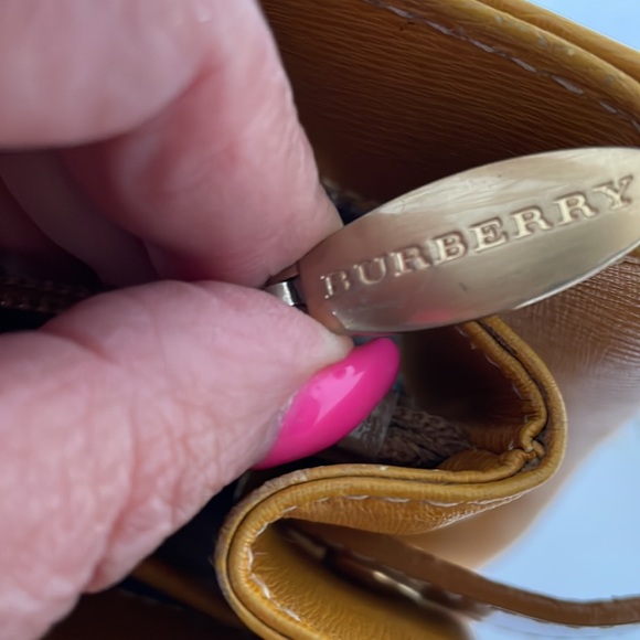 AUTHENTIC/VINTAGE BURBERRY HANDBAG #0824C. - Picture 13 of 17